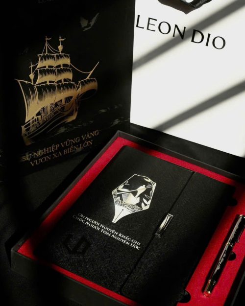 GiftSet Cao Cấp Sang Trọng Sổ Leon Dio Người Lái Đò - Bút Âu Lạc Cửu Chân - Hình ảnh 8